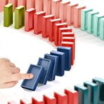 Ensemble train électrique et dominos, son et lumière, pose automatique de dominos – Image 5