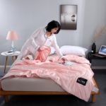 Couette de lit en satin de soie, douce, confortable et légère – Image 6