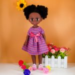 Poupée africaine en vinyle, vêtements avec nœud, grands yeux bruns, 35 cm – Image 4