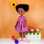 Poupée africaine en vinyle, vêtements avec nœud, grands yeux bruns, 35 cm – Image 7