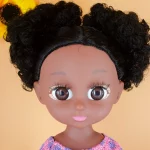 Poupée africaine en vinyle, vêtements avec nœud, grands yeux bruns, 35 cm – Image 2