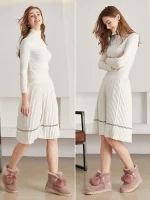 Bottines en daim, laine et cuir de mouton, fourrure de renard, Boots avec Pompon – Image 4