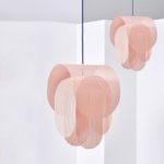 Suspension en métal rose, design industriel, effets lumineux uniques