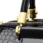 Sac à main et bandoulière en cuir verni, à motif de style crocodile – Image 10