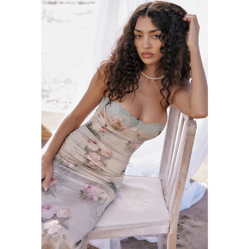 Robe mi-longue en dentelle imprimée, Satin, bretelles spaghetti, dos nu et taille haute – Image 6