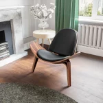 Fauteuil Shell en bois, assise et dossier rembourrés en similicuir, à trois pieds – Image 8
