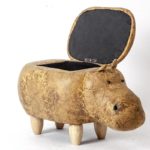 Repose-pieds avec rangement en forme d'hippopotame, tabouret rembourré en bois massif, artisanal – Image 3