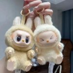 Labubu figurine en peluche décorative, 20 cm avec boucle de suspension – Image 6